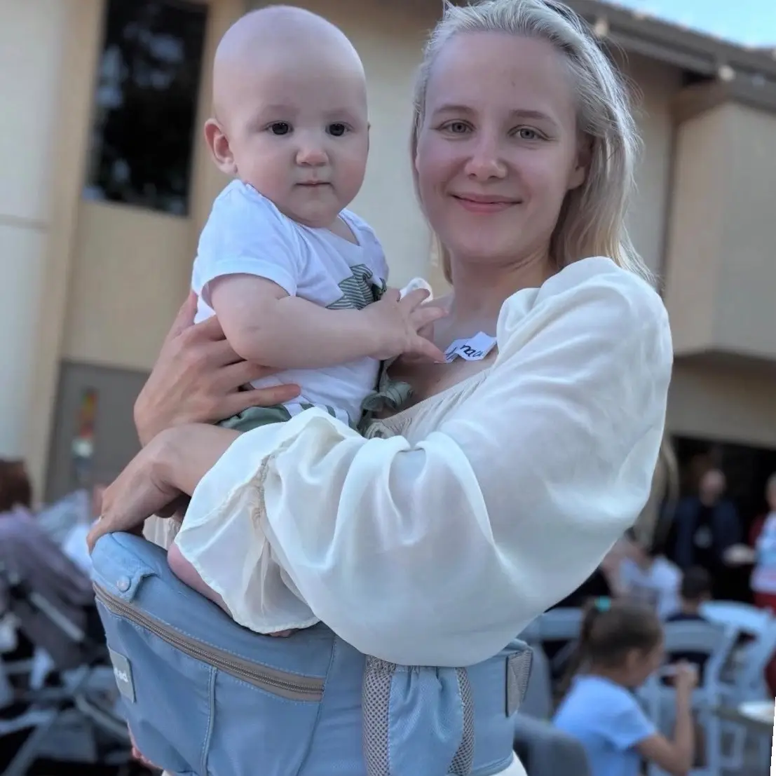 Підтримайте сміливу самотню маму та її малюка, які потребують допомоги