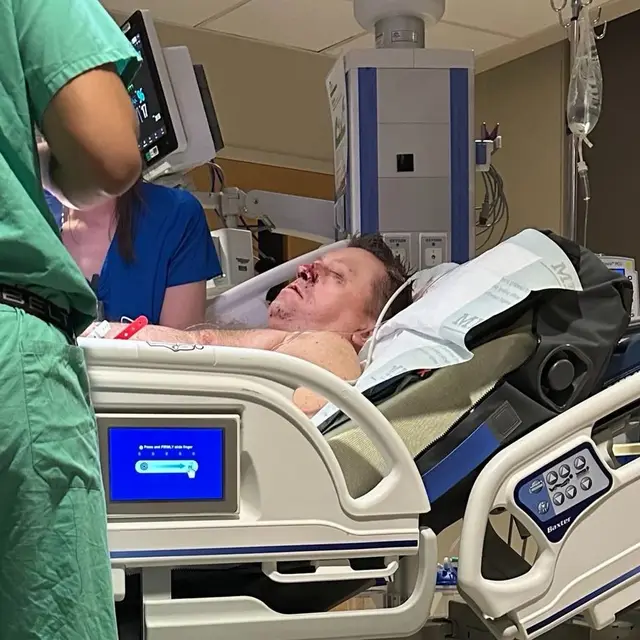 El refugiado ucraniano Sergii necesita ayuda después de ser apuñalado. - foto 1 de 6