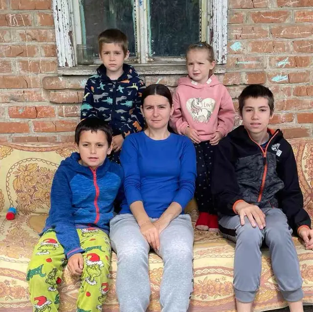 Помогите нам собрать 40 000 долларов для покупки городского дома для матери-одиночки в Украине и её четырёх детей — фото 1 из 4